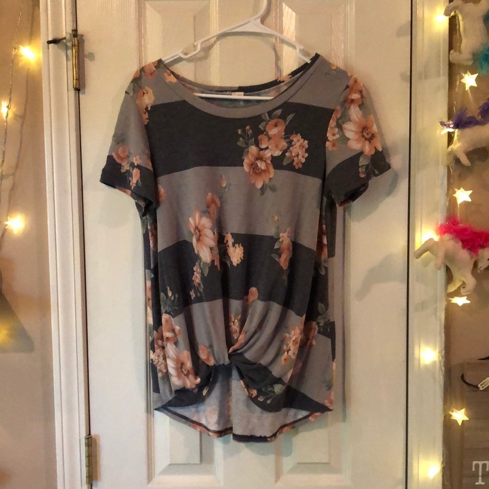 Cute boutique shirt with twist front